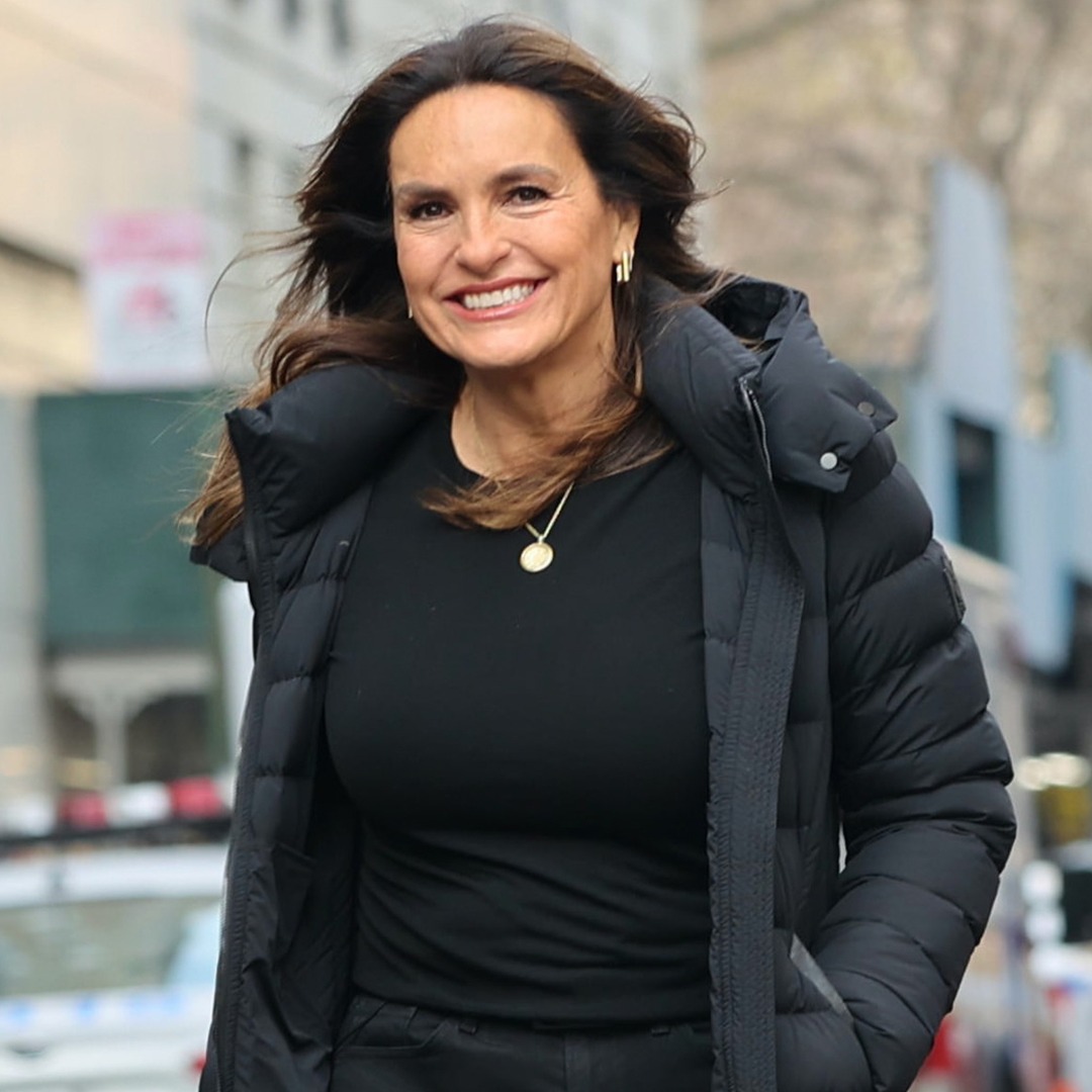 Mariska Hargitay Helps Little Girl After She s Mistaken For Real Cop mariska-hargitay-helps-little-girl-after-she-s-mistaken-for-real-cop